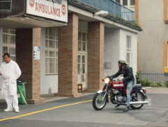 Komár před nemocnicí