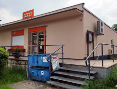 Traktor před prodejnou