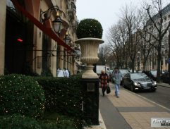 Před pařížským hotelem