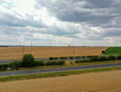 Tom odjíždí od Kláry