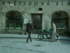 před květinářstvím