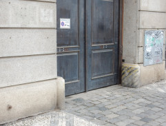 Před sázkovou kanceláří