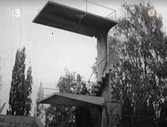 Skokanský můstek u bazénu