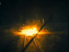 Hořící strom na trati