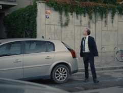 Před bydlištěm Svatoňové