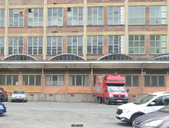 Příjezd do továrny