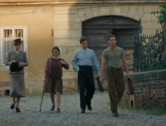 Před bydlištěm Mašínových