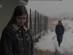 Monika čeká na Leonu