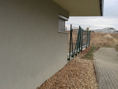 Monika čeká na Leonu