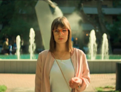 Dívka před fontánou