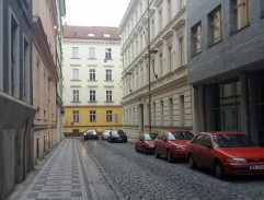 Kdo přichází před půlnocí