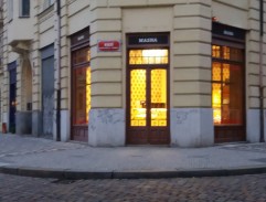 Kdo přichází před půlnocí