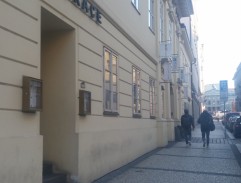 Kdo přichází před půlnocí