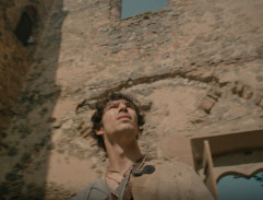 U brány zříceniny hradu