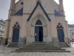 Před kostelem v autě