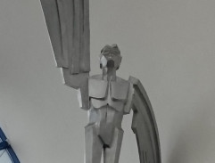 Kovový anjel vo vestibule žst.