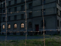 Vězeňská budova v noci