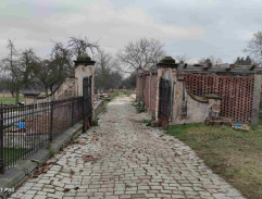 Výjezd z klášterní zahrady do areálu kláštera