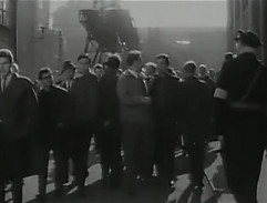 Dělníci jdou z hutě