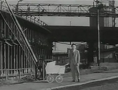 Kouzelník Havel s kočárkem před hutí