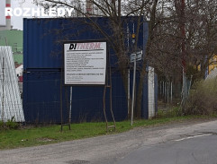 Kouzelník Havel s kočárkem před hutí