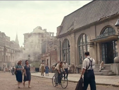 Před policejní stanicí