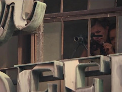 Útočníci u policejní stanice