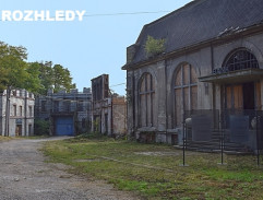 Před policejní stanicí