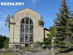 Před starou továrnou