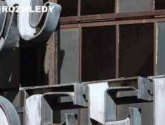 Útočníci u policejní stanice