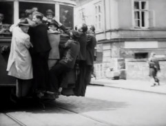 Tramvaj ověšená lidmi