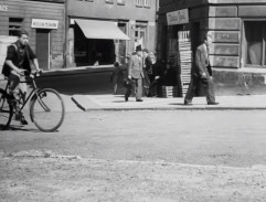 Cyklista jede do kopce