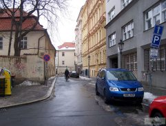 pred Palácom elegantných mužov a žien