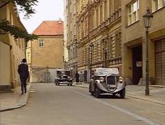 pred Palácom elegantných mužov a žien