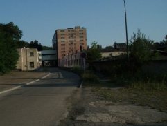 před továrnou