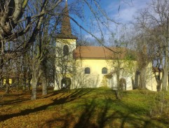 Strejda Tonda odchází s dcerou Ančí z kostela