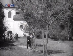 Strejda Tonda odchází s dcerou Ančí z kostela