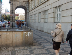 Sama uprostřed noci