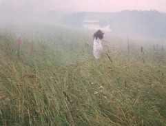 Valerie běží k rybníku