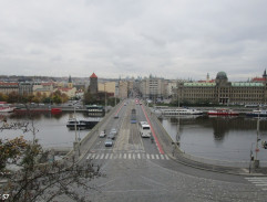 V každém pokoji žena