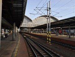 V každém pokoji žena