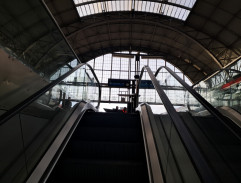 V každém pokoji žena