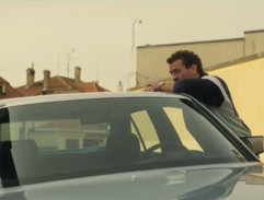 Miki čaká pred väznicou