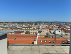 Eliška a Tomáš na střešní terase