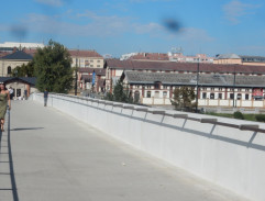 Eliška stojí na mostě