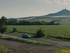 Silnice pod zříceninou