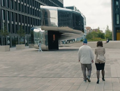 Před televizním studiem DVTV