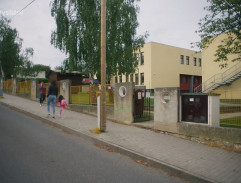 Před školkou