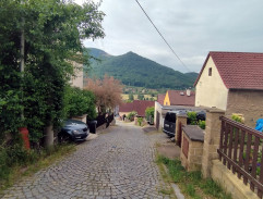 Před domem Moravcových