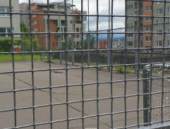 Linda mezi paneláky na hřišti